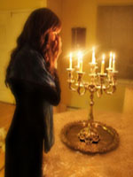 An agunah lighting Shabbas candles